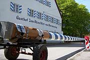 Der Maibaum in Obermenzing stand schon seit dem 25.04.2004, wurde aber - nun gestrichen - am 30.04.2005 noch einmal aufgestellt(Foto: Martin Schmitz)